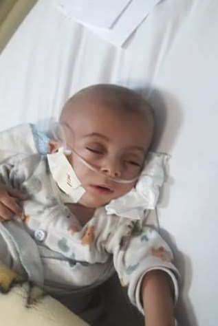 أردني يهدد بحمل طفله إلى باب