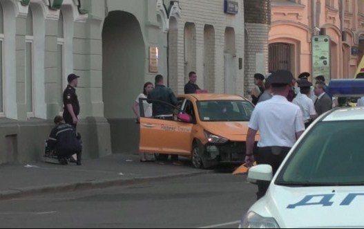 سيارة تدهس مجموعة من المارة في