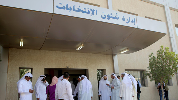 الكويتيون ينتخبون