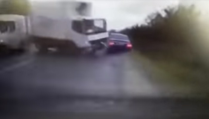 فيديو لحادث مرور تعرض له رئيس