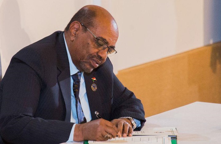 الرئيس السوداني يحل الحكومة ويعين موسى