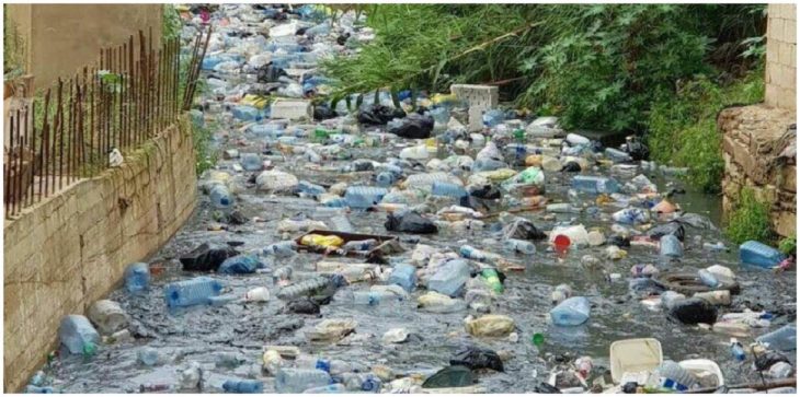 فيديو صادم.. نهر من القمامة في