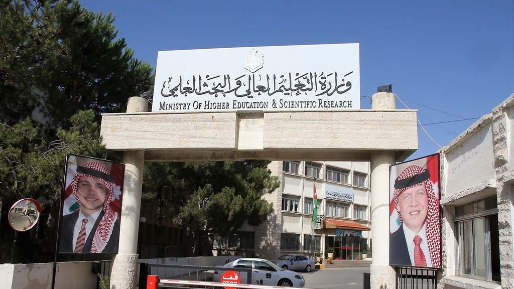 التعليم العالي يطلب من الجامعات التمهل