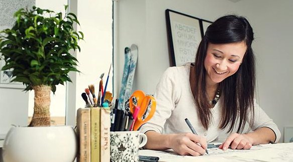 هندية توظف 12 شخصا لخدمتها خلال