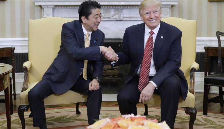 ترامب لرئيس وزراء اليابان: لديك يدان