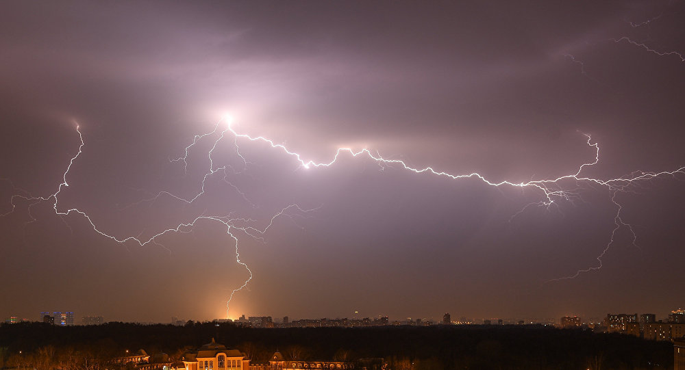 عاصفة رعدية تضرب أعلى مبنى في