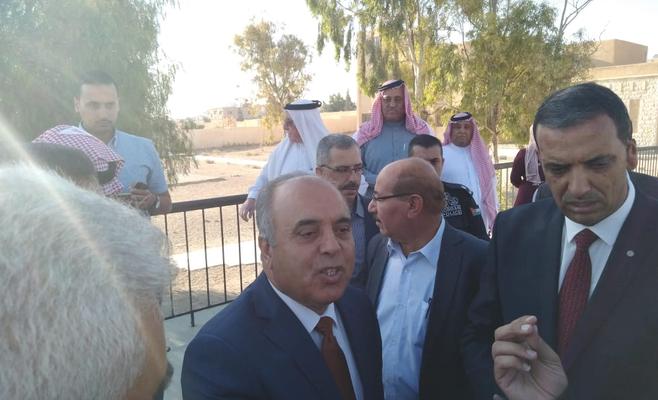 وزير التربية يزور الظليل ويعد بحل