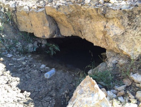 العثور على جثة فتاة بمغارة في