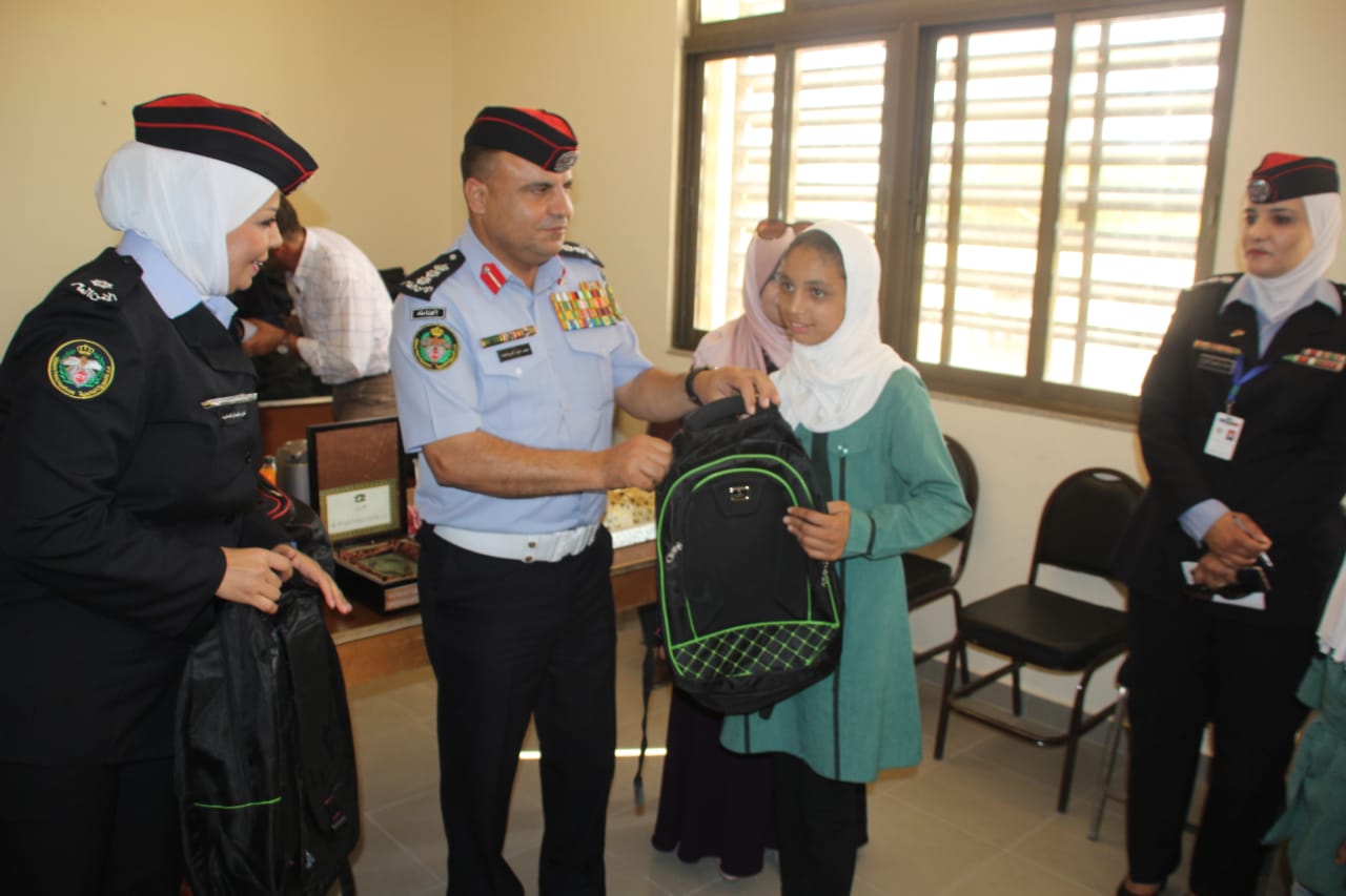 ادارة الدوريات توزع الحقائب على مدرسة