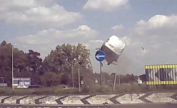 شاحنة تطير في الهواء