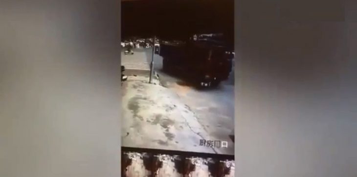 بالفيديو.. سيدة تنجو من الموت بعد