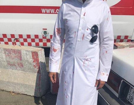 طالب سعودي يعتدي على معلمه بعنف