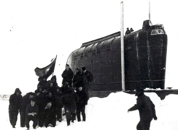 أول غواصة سوفيتية ذرية شقت جليد