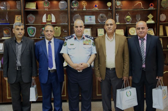 البزايعة يكرم عدد من ضباط الدفاع