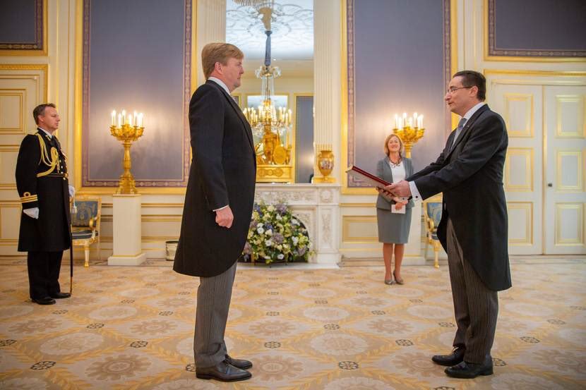 نواف التل أمام ملك هولندا