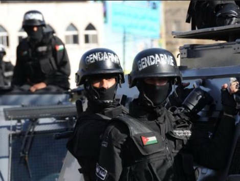 اصابة ضابط خلال القبض على 4