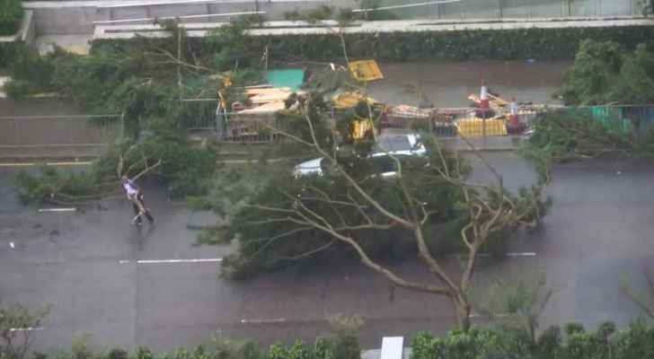 ’ملك العواصف‘ يهدد الصين ويجلي الملايين