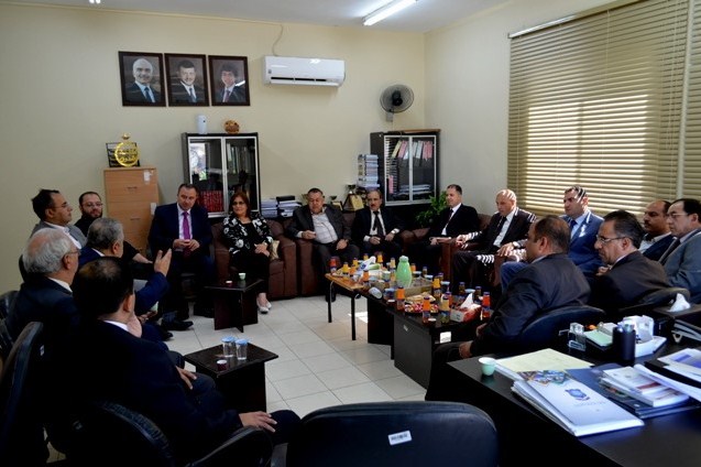 رئيس «عمان الأهلية» يلتقي عميد وأساتذة