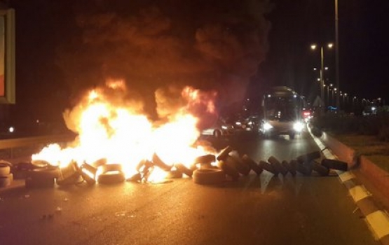 مجهولون يشعلون النار بحاويات النفايات والاطارات