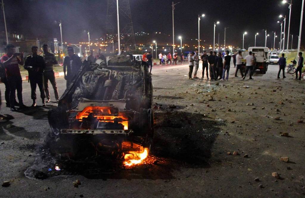 19 قتيلا اثر اصطدام شاحنة بحافلة