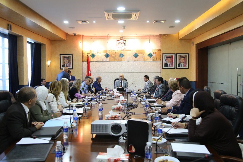 الرزاز يؤكد التزام الحكومة بتطوير منظومة