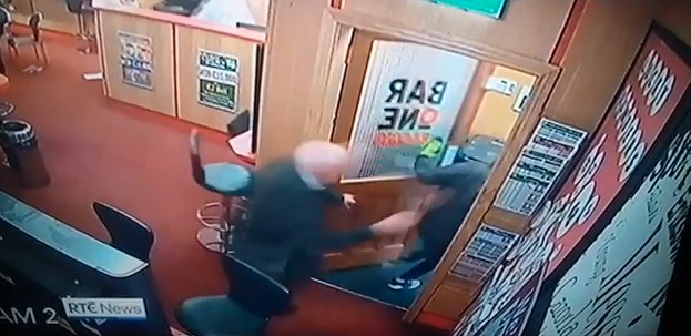 بطل في الـ84 من عمره يتصدى