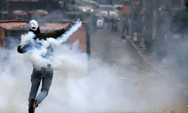 الخليل: إصابة عشرات التلاميذ بالاختناق خلال