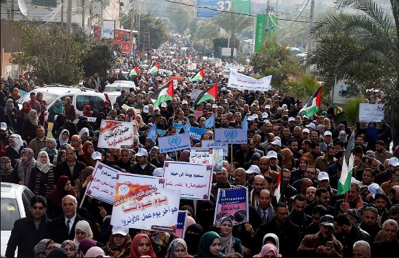 تظاهرة حاشدة في غزة لموظفي الاونروا