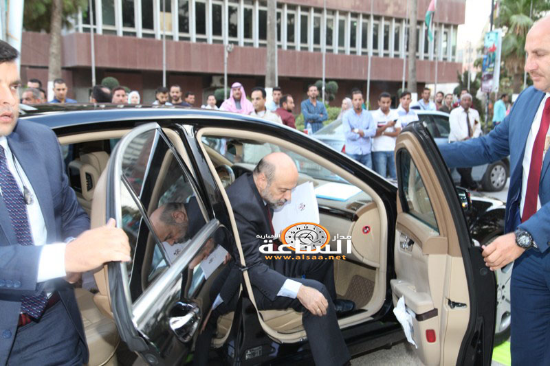 الرزاز يسعف مواطنا تعرض لحادث سير