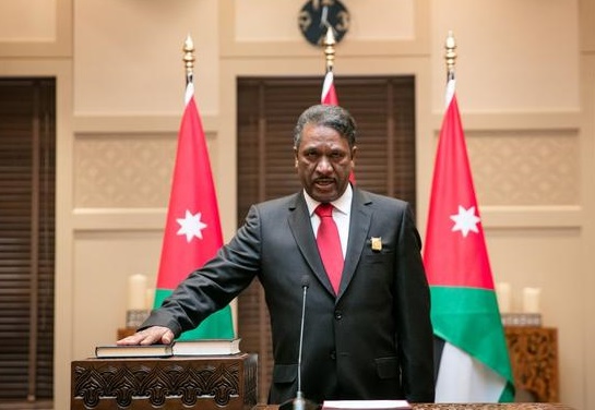 السفير الخزاعلة يقدم أوراق اعتماده للرئيس