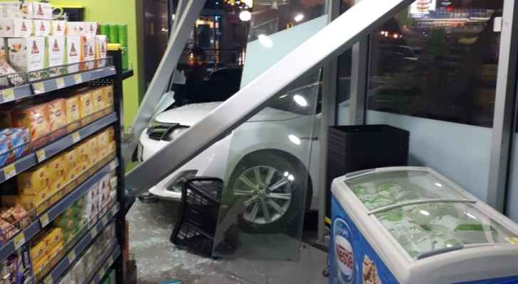 مركبة تداهم محلا تجاريا في السلط