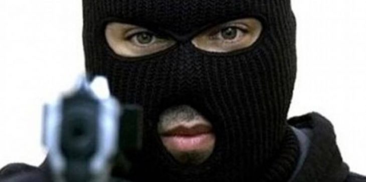 بالفيديو.. يمني أعزل يحبط محاولة سطو