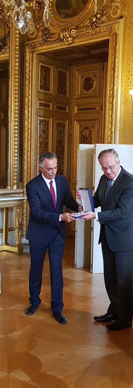 الرئيس الفرنسي يمنح وزير الشباب مكرم