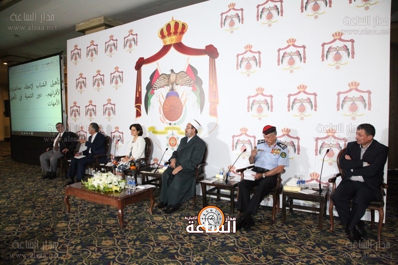 الشباب يضعون الكرة في مرمى الحكومة