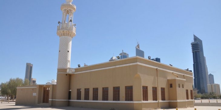 بالفيديو.. شتائم وعراك بين إمام ومؤذن