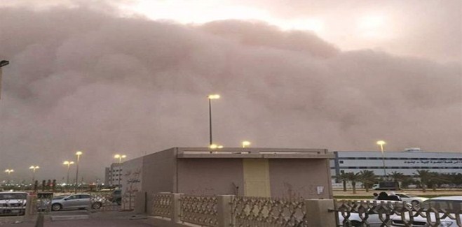 عاصفة رملية قوية تجتاح مناطق بالكويت