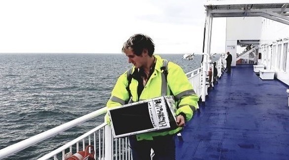 يتجول حاملا معه فرن ميكروويف لهذا