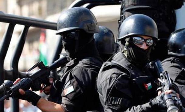 ضبط 4 مروجي مخدرات بمداهمة في