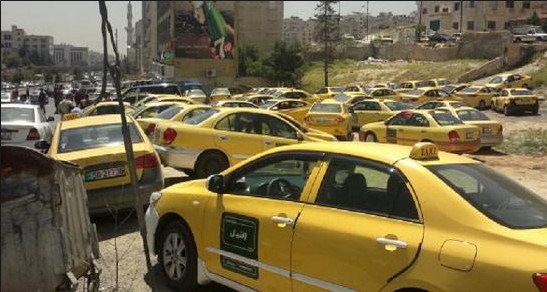 أصحاب التكسي يعتصمون في الزرقاء