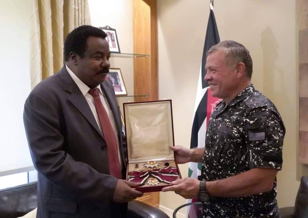 الملك يمنح الفقيه وسام الاستقلال