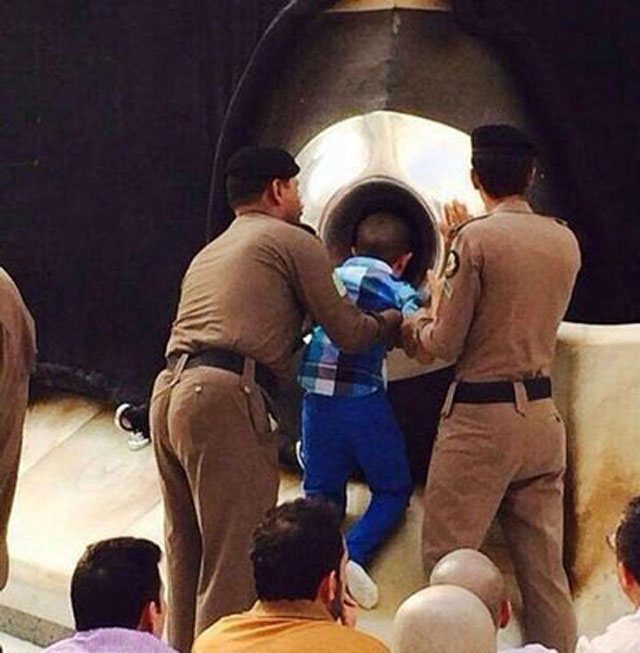 شاهد الأمن السعودي يساعد مسنا كفيفا