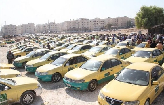 محافظ الزرقاء يبحث مطالب سائقي سيارات