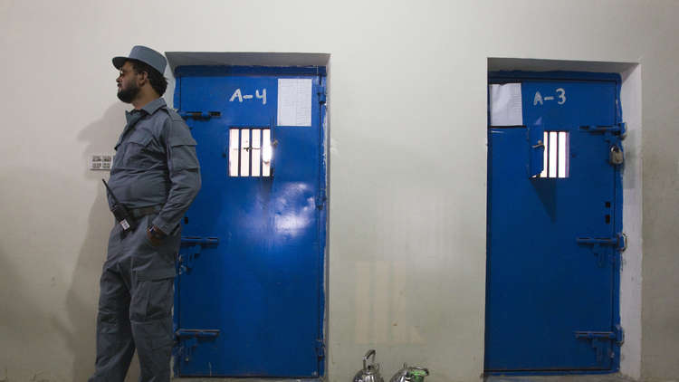 سجين من طالبان يقتل حارسه أثناء