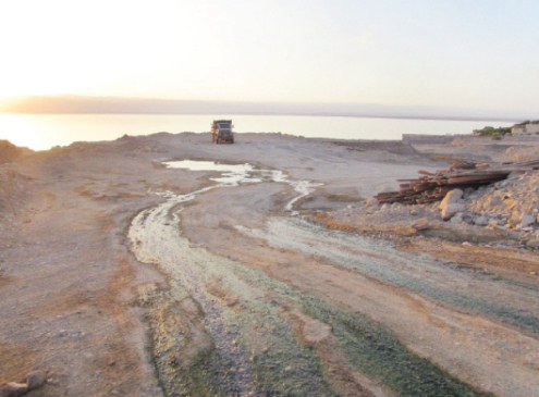 بيئة العقبة تسيطر على تسرب خط