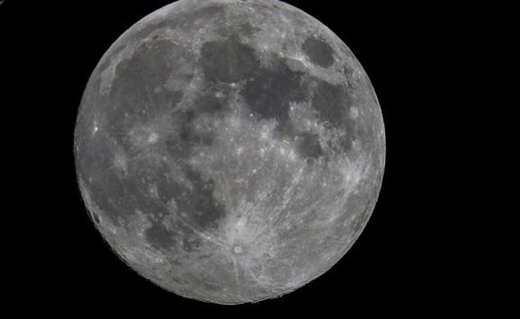 تعاقب الليل والنهار على القمر (فيديو)