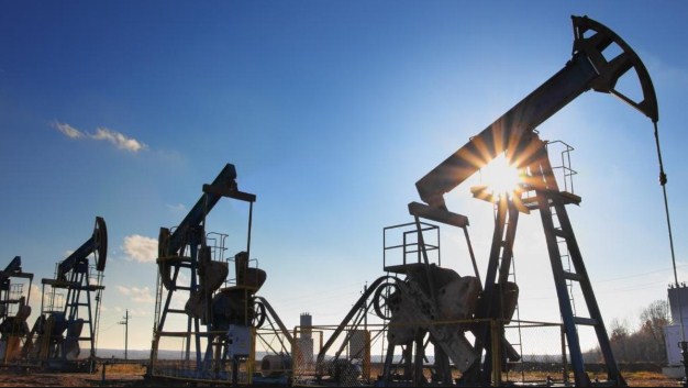 النفط دون ذروة 4 سنوات