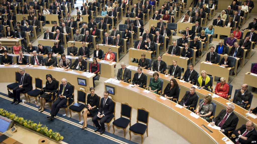 البرلمان السويدي يقيل رئيس الحكومة