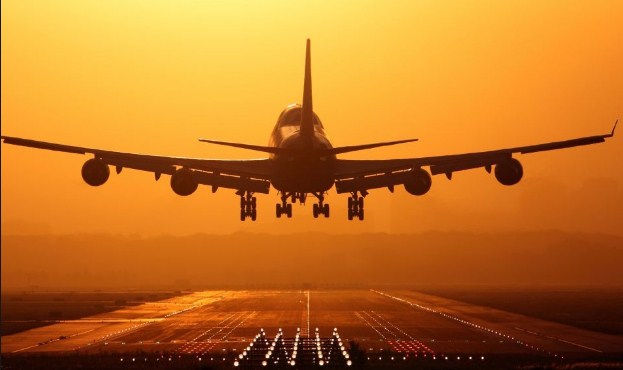 طائرة ركاب تدخل في دوامة عاصفة