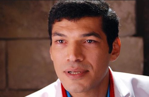 باسم سمرة يتشاجر مع عامل في