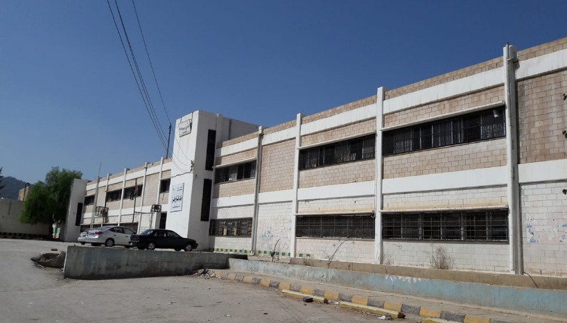 طلبة يعتدون على معلم ويهددون بحرق